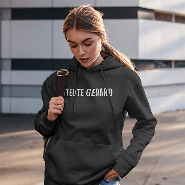 Vrouw met een zwarte unisex hoodie met het Antwerps 'Teute Gerard' opschrift