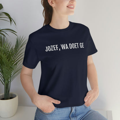 Jozef wa doet ge | Unisex T-Shirt uit Limburg - Marine blauw op vrouwelijk model