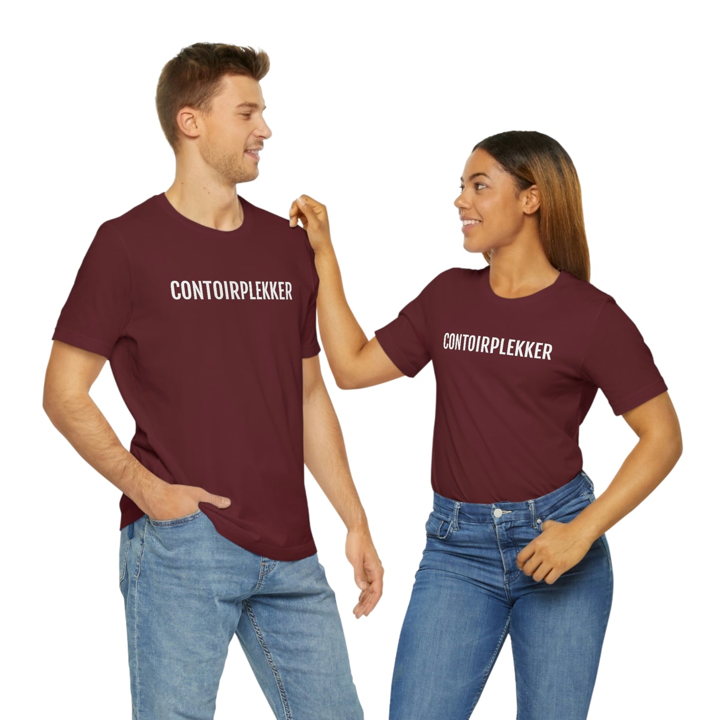 Contoirplekker | Unisex T-Shirt uit Brussel in maroon rood op mannelijk en vrouwelijk model