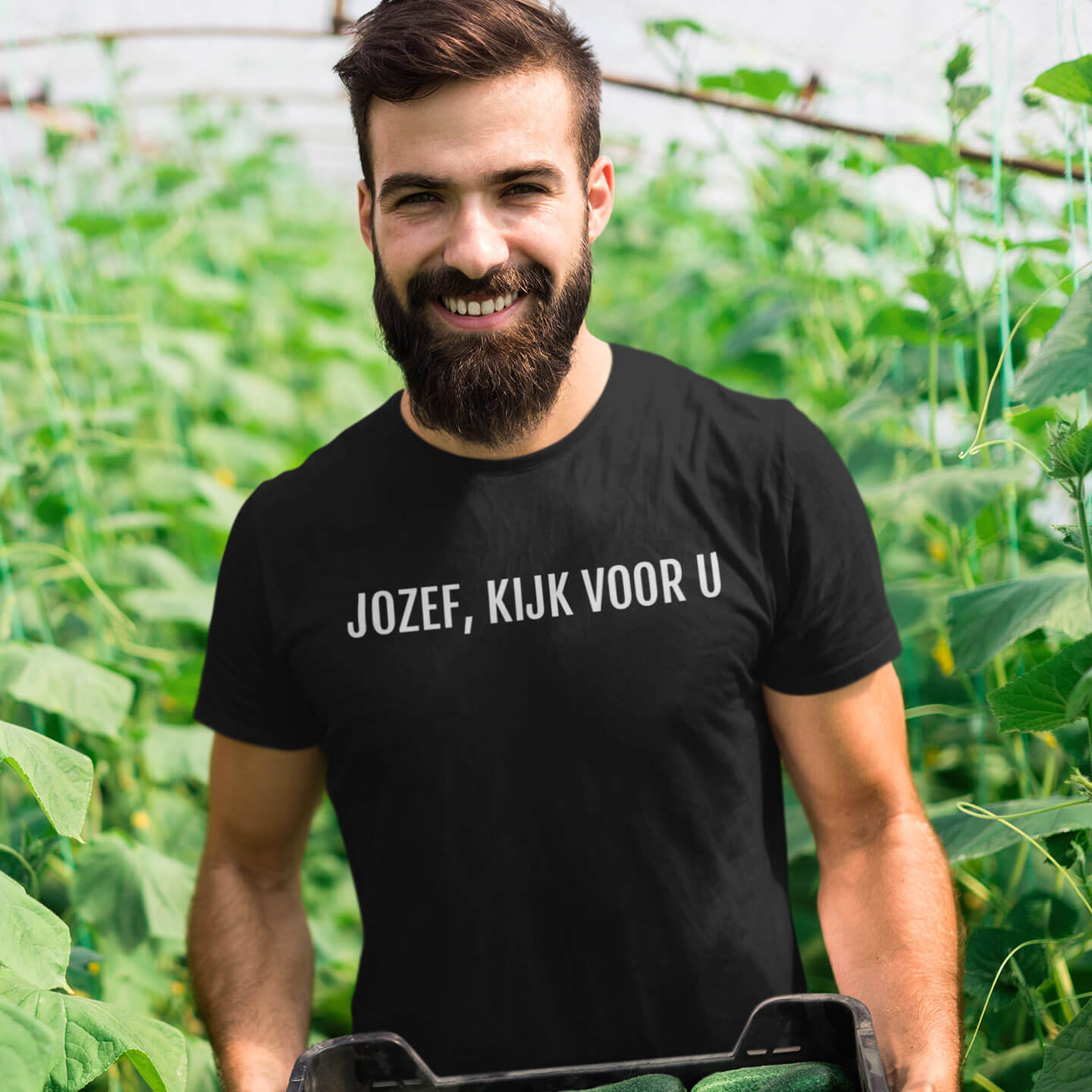 Jozef kijk voor u | Unisex T-Shirt uit Limburg - Zwart op mannelijk model