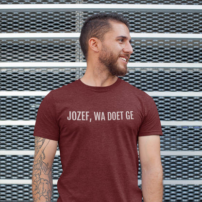 Jozef wa doet ge | Unisex T-Shirt uit Limburg - Rood op mannelijk model