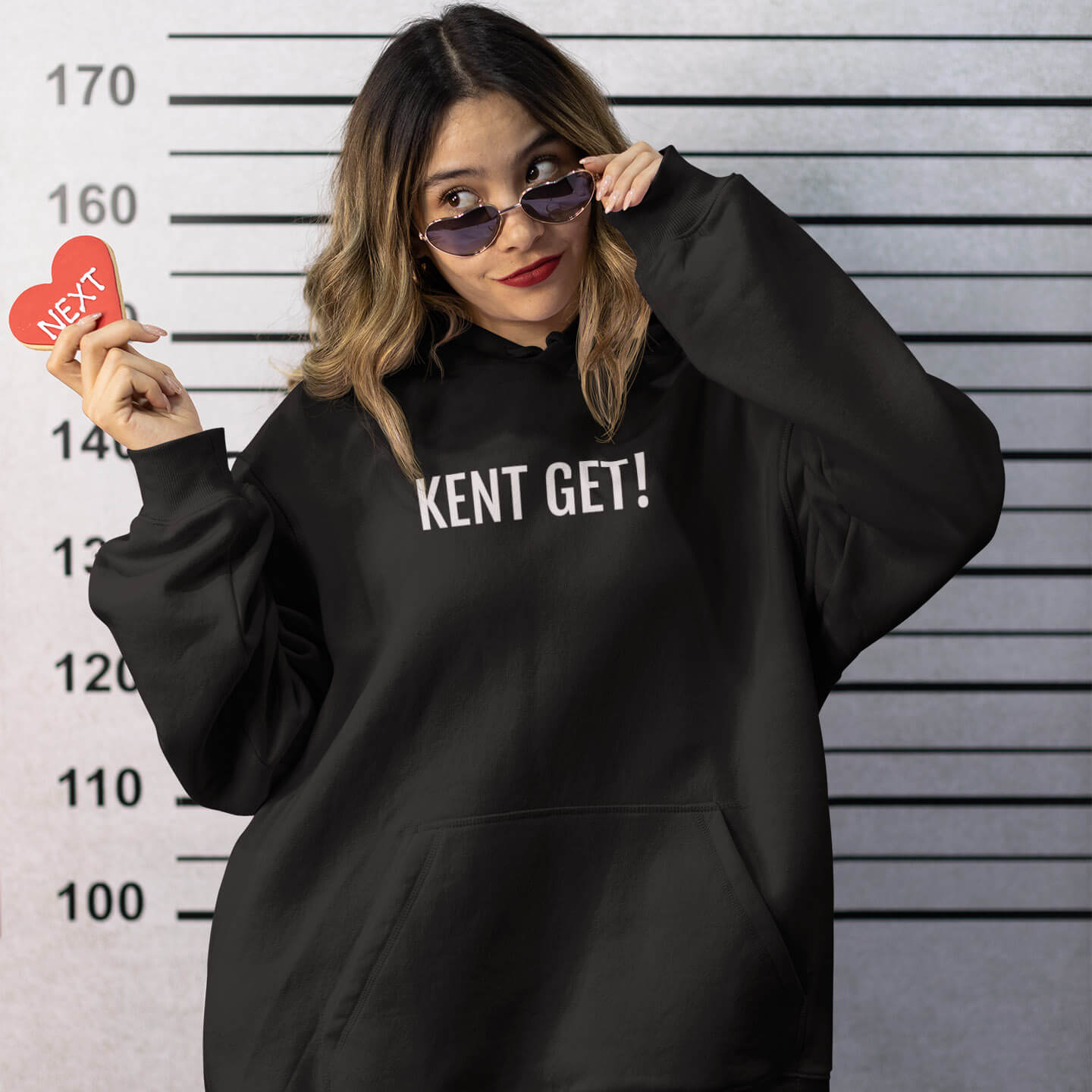 Vrouw met zwarte oversized hoodie met west Vlaams dialect