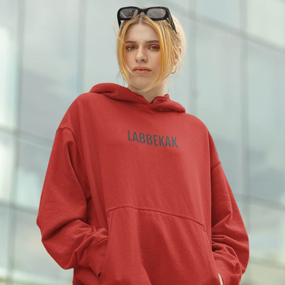 Labbekak | Unisex Hoodie uit Limburg - Rood op vrouwen model