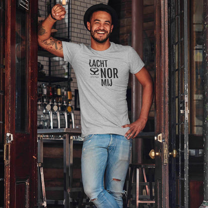 Leuke T-shirt met Antwerpse tekst: Lacht nor mij | Grijs op mannelijk model