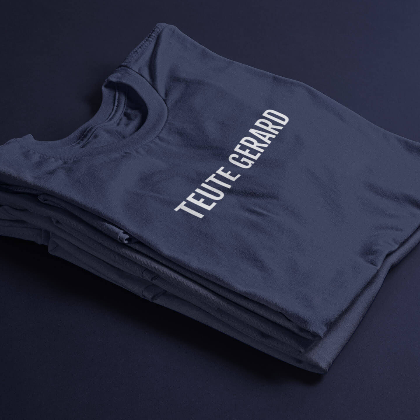Opgevouwen stapel t-shirts met Teute gerard opdruk in het Antwerps dialect