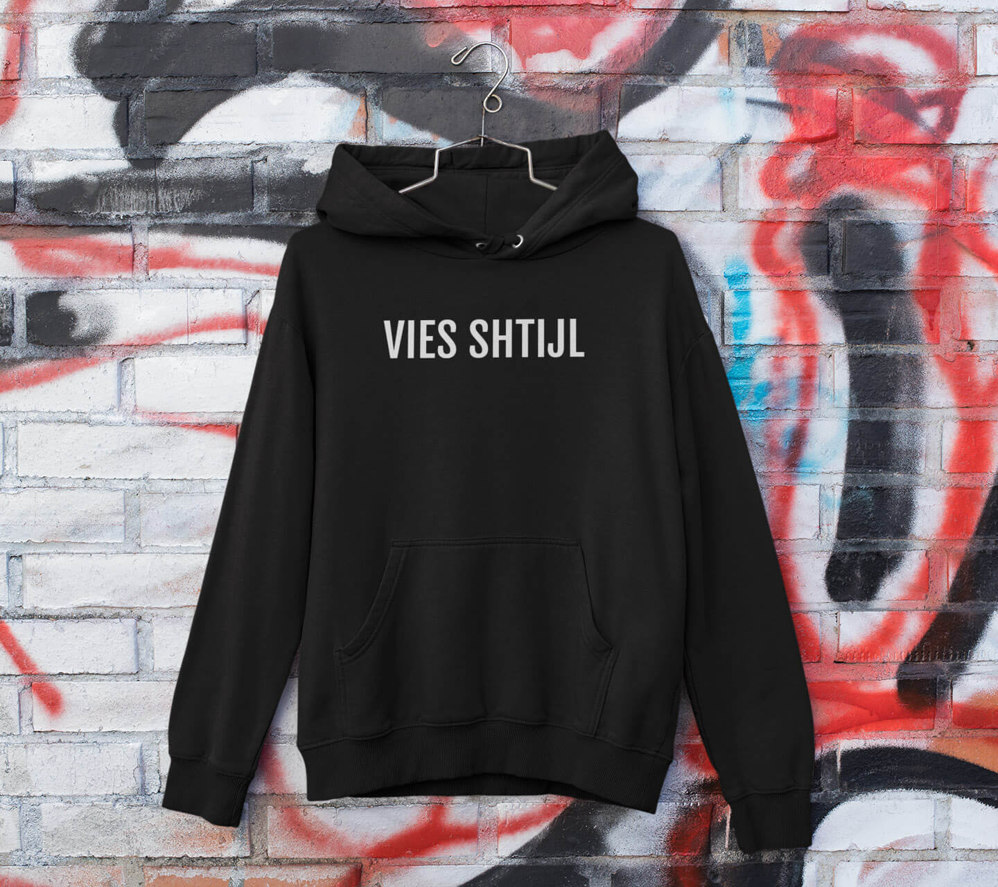 Streetwear in het Genkse dialect (Limburg) tegen een graffiti muur