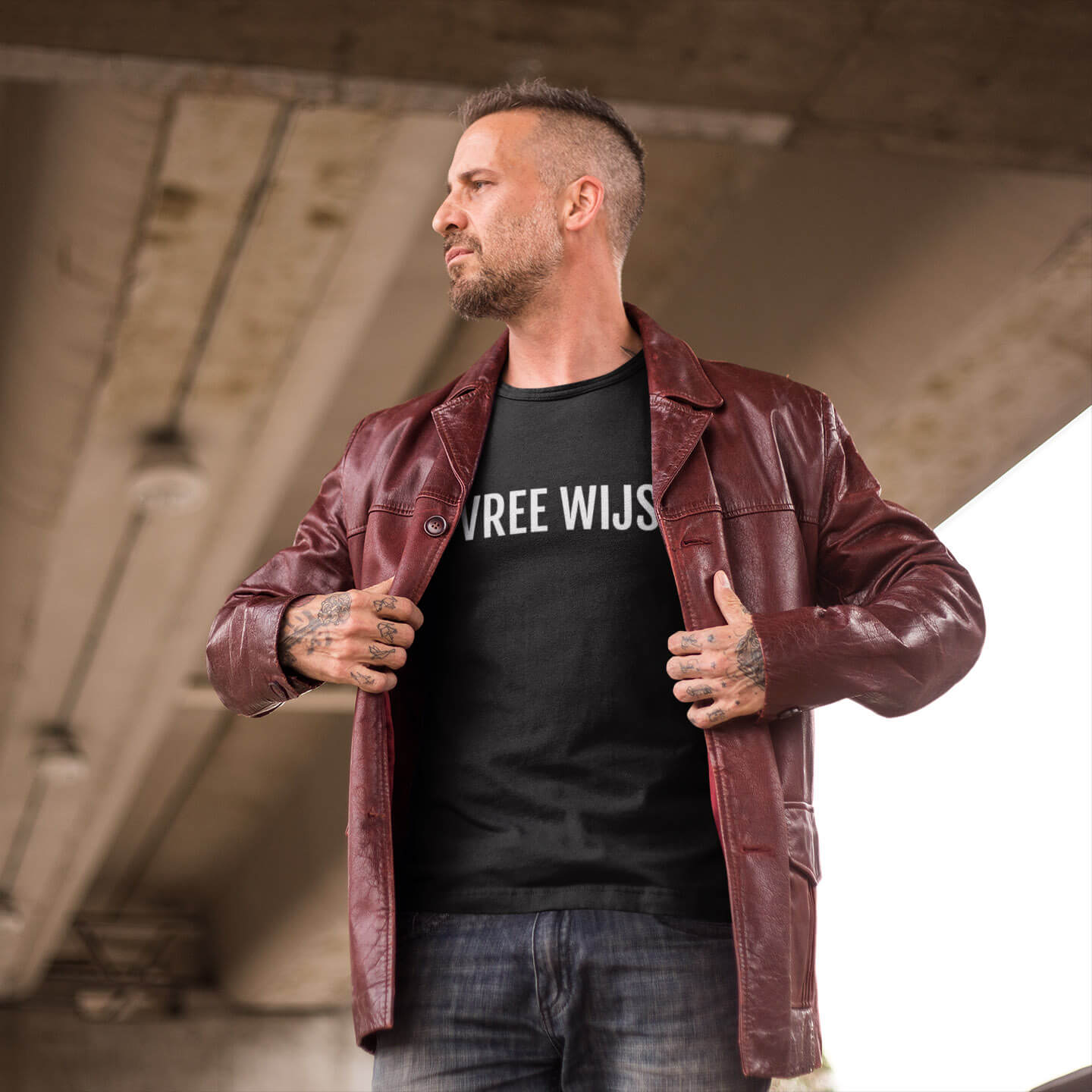 Man met lederen jas en Gentse Dialect t-shirt