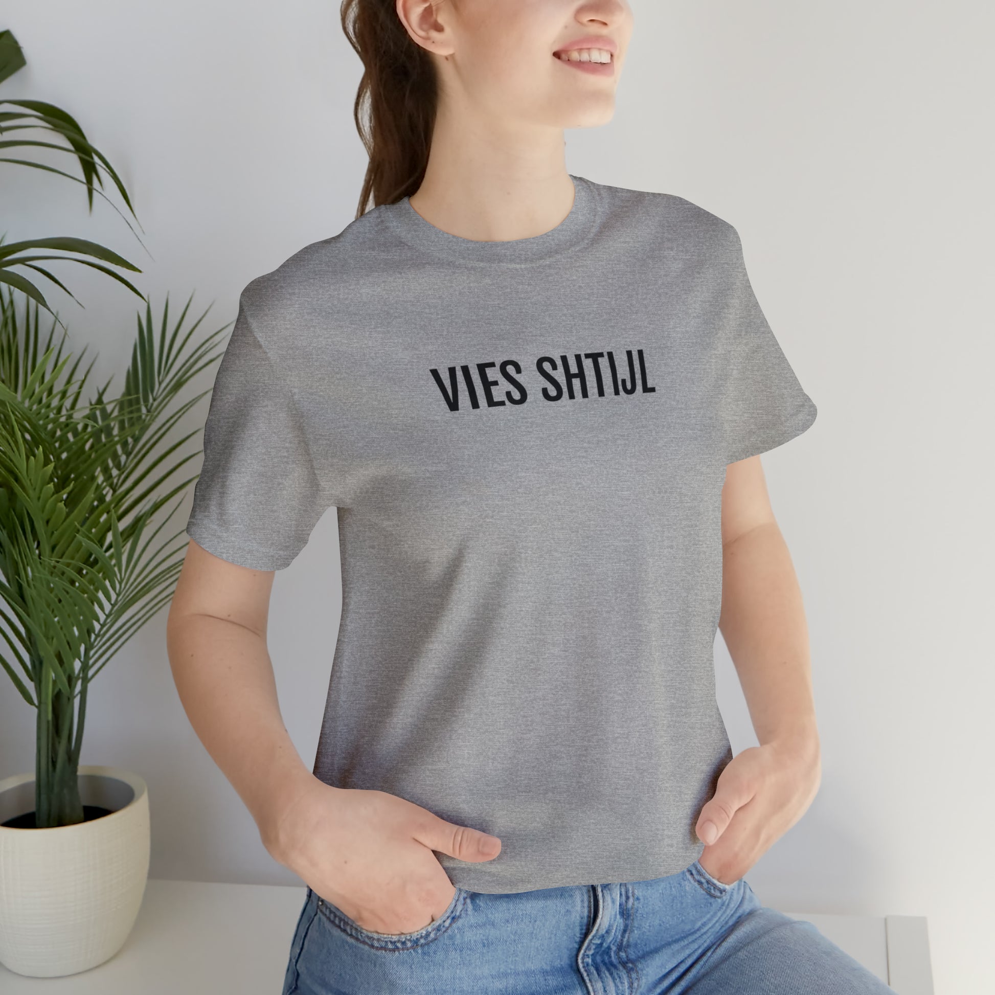 Grijze Vies Shtijl genkse t-shirt op model - Genkse shtijl kopen