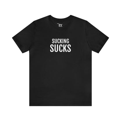 Zwarte T-shirt met grappige tekst. Sucking Sucks. Een perfect cadeau idee