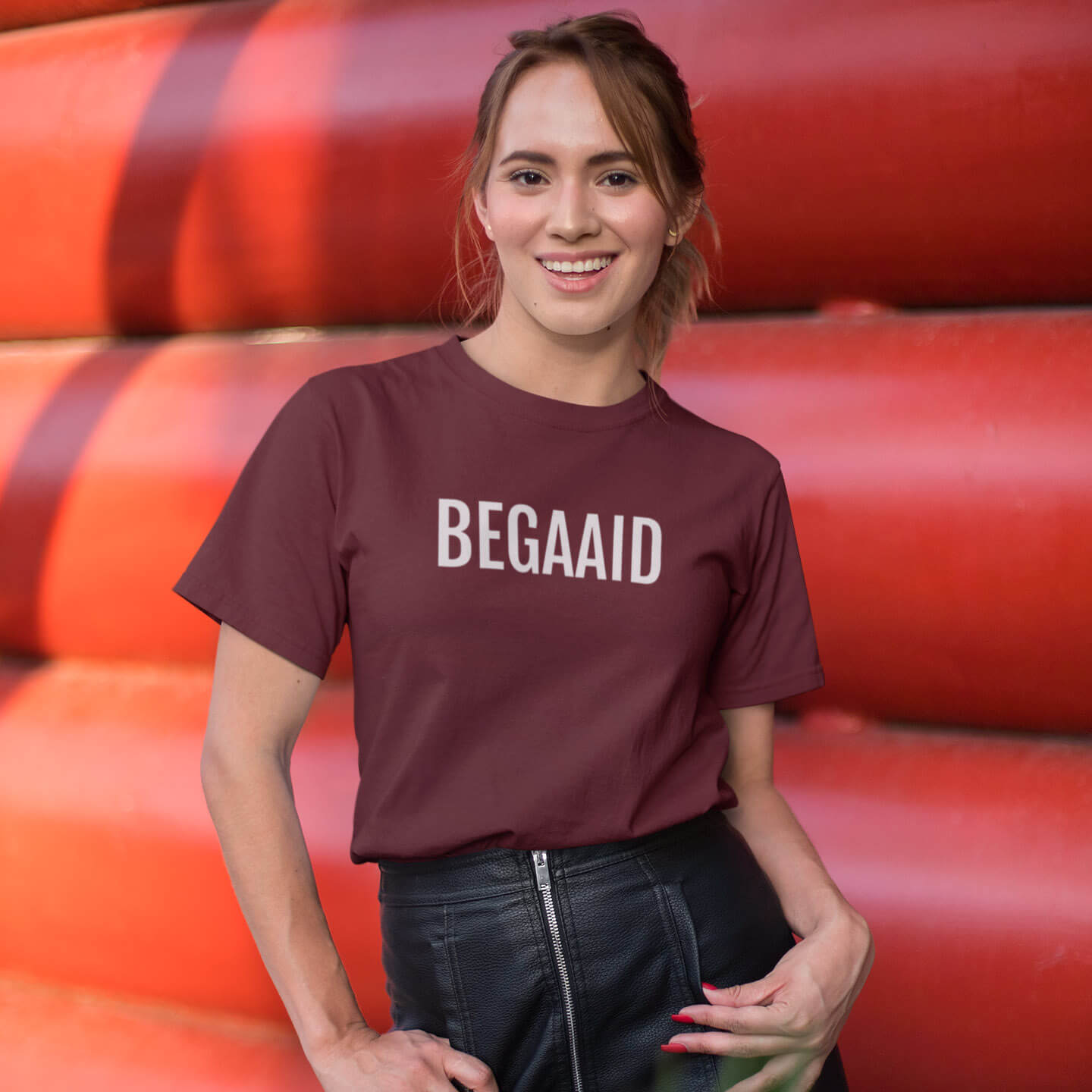 Vrouwelijk model in rood witte t-shirt met Limburgse tekst