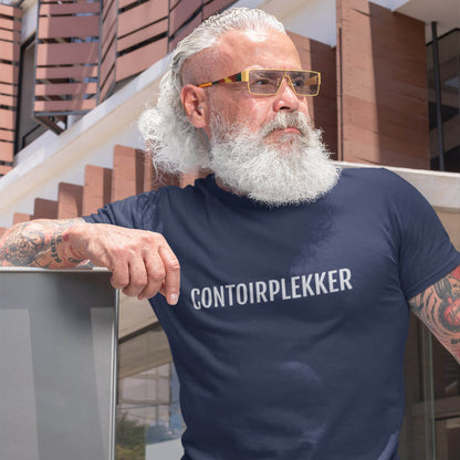 Stijlvolle man met baard in navy kleur t-shirt met het Brussels opschrift: Contoirplekker