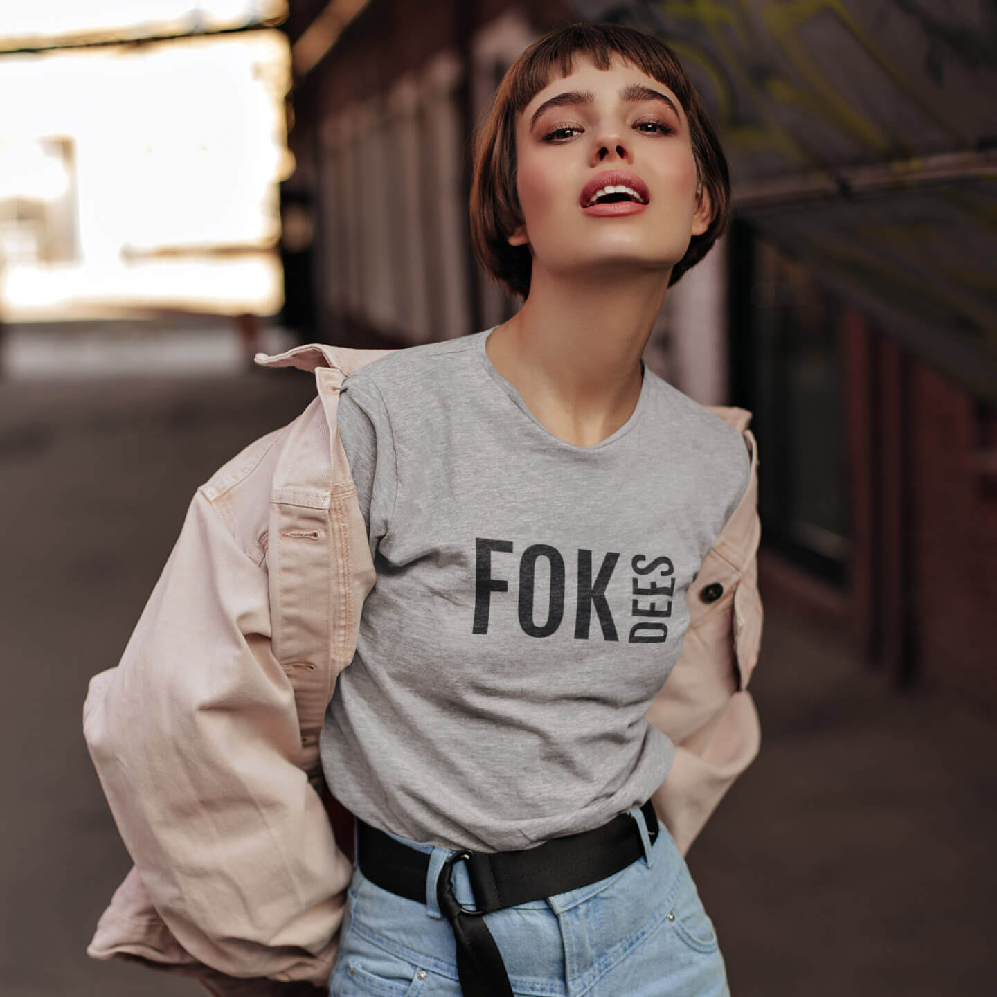 Fok dees | Grijs Antwerps T-Shirt op vrouwelijk model