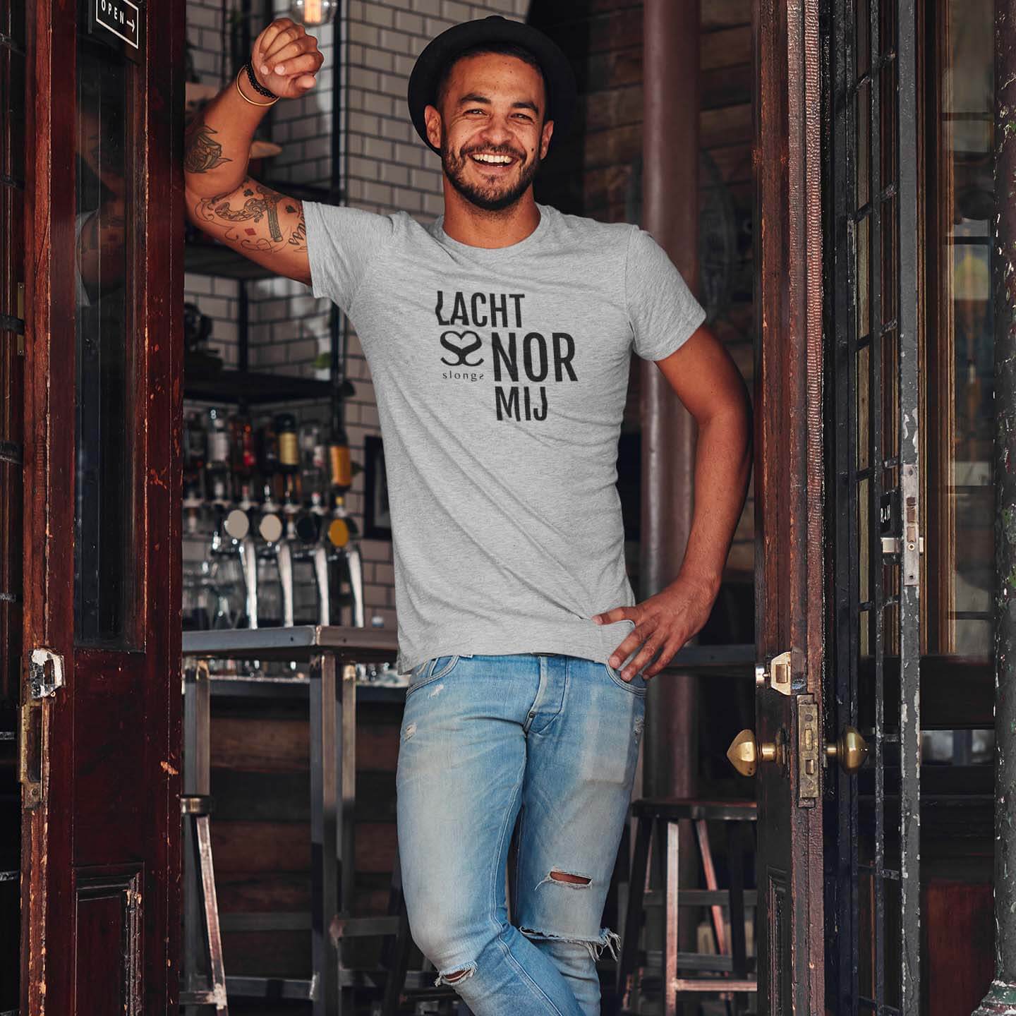 Leuke T-shirt met Antwerpse tekst: Lacht nor mij | Grijs op mannelijk model