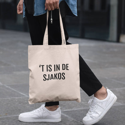 Man met een Antwerpse - Tote Bag - sfeerbeeld | Onderscheid je van de massa met onze leuke dialect thema tote bags
